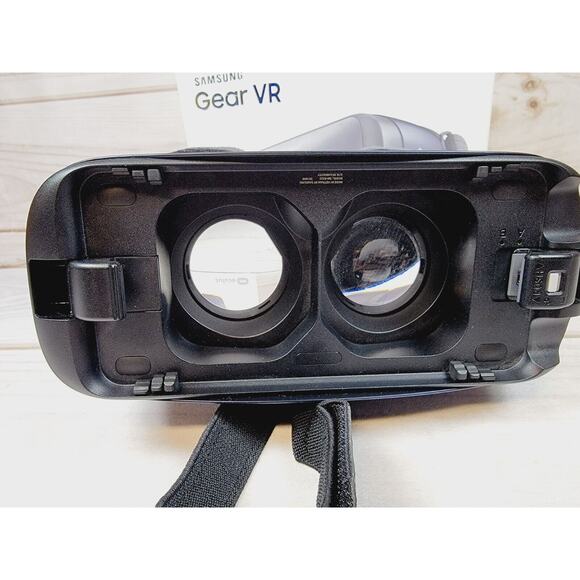 Samsung Gear VR Powered by Oculus SM-R323 Virtual Reality Headset - Picture 2 of 15